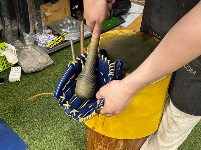 グラブ湯もみ型付け